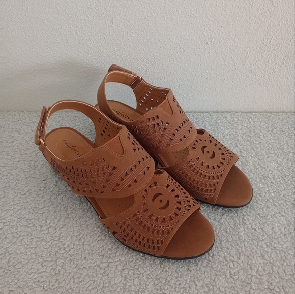 Comfortview Etta Brown Faux Leather Sandals 2" Heel Women's SZ 8.5M - Picture 1 of 7